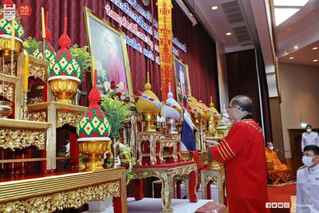 ศาสตราจารย์พิเศษ ดร.วันชัย ศิริชนะ นายกสภามหาวิทยาลัย จุดธูปเทียนบูชาพระรัตนตรัย และจุดธูปเทียนเครื่องทองน้อยหน้าพระฉายาลักษณ์สมเด็จพระศรีนครินทราบรมราชชนนี