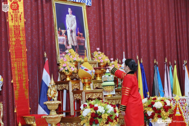 ผู้ช่วยศาสตราจารย์ ดร.มัชฌิมา นราดิศร อธิการบดีมหาวิทยาลัยแม่ฟ้าหลวง เปิดกรวยดอกไม้ธูปเทียนแพ เสร็จแล้วรับพระราชโองการ