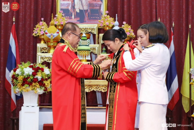 ศาสตราจารย์พิเศษ ดร.วันชัย ศิริชนะ นายกสภามหาวิทยาลัยแม่ฟ้าหลวง สวมสังวาลประจำตำแหน่งอธิการบดีให้แก่ ผู้ช่วยศาสตราจารย์ ดร.มัชฌิมา นราดิศร อธิการบดีมหาวิทยาลัยแม่ฟ้าหลวง