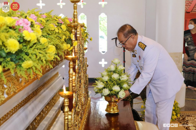 ศาสตราจารย์พิเศษ ดร.วันชัย ศิริชนะ นายกสภามหาวิทยาลัยแม่ฟ้าหลวง ถวายเครื่องบูชาพระเจ้าล้านทองเฉลิมพระเกียรติฯ