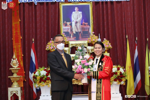 คุณชกูล โตอ่อน ผู้แทนผู้พิพากษาหัวหน้าศาลจังหวัดเชียงราย มอบของที่ระลึกและแสดงความยินดีแก่ ผู้ช่วยศาสตราจารย์ ดร.มัชฌิมา นราดิศร อธิการบดีมหาวิทยาลัยแม่ฟ้าหลวง