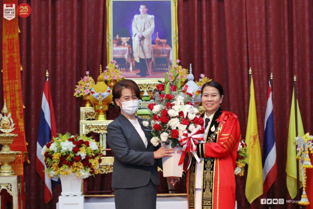 คุณกฤษณา ฟองดาวิรัตน์ หัวหน้าฝ่ายประสานการแพทย์ในนามผู้อำนวยการโรงพยาบาลโอเวอร์บรู๊ค มอบของที่ระลึกและแสดงความยินดีแก่ ผู้ช่วยศาสตราจารย์ ดร.มัชฌิมา นราดิศร อธิการบดีมหาวิทยาลัยแม่ฟ้าหลวง