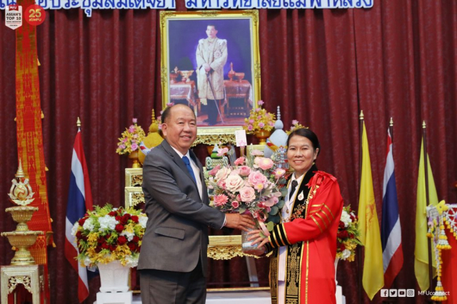 ดร.ประชา รุ่งเพ็ชรวิภาวดี คณะกรรมการส่งเสริมกิจการมหาวิทยาลัยแม่ฟ้าหลวง มอบของที่ระลึกและแสดงความยินดีแก่ ผู้ช่วยศาสตราจารย์ ดร.มัชฌิมา นราดิศร อธิการบดีมหาวิทยาลัยแม่ฟ้าหลวง
