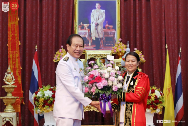 คุณวันชัย จงสุทธานามณี นายกเทศมนตรีนครเชียงราย มอบของที่ระลึกและแสดงความยินดีแก่ ผู้ช่วยศาสตราจารย์ ดร.มัชฌิมา นราดิศร อธิการบดีมหาวิทยาลัยแม่ฟ้าหลวง