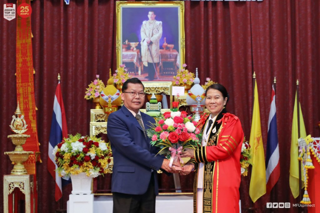 คุณประยูร ชาติชำนาญ ผู้อำนวยการโรงเรียนเม็งรายมหาราชวิทยาคม มอบของที่ระลึกและแสดงความยินดีแก่ ผู้ช่วยศาสตราจารย์ ดร.มัชฌิมา นราดิศร อธิการบดีมหาวิทยาลัยแม่ฟ้าหลวง