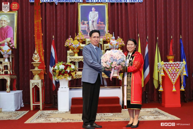 ดร.วันสว่าง สิงห์ชัย โรงเรียนวิทยาศาสตร์จุฬาภรณราชวิทยาลัย เชียงราย มอบของที่ระลึกและแสดงความยินดีแก่ ผู้ช่วยศาสตราจารย์ ดร.มัชฌิมา นราดิศร อธิการบดีมหาวิทยาลัยแม่ฟ้าหลวง