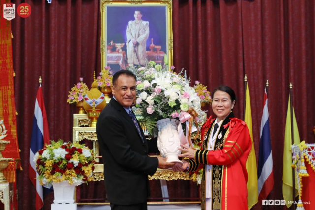 ดร.ระวี อุปรา ห้างหุ้นส่วนจำกัด เชียงรายเทคโนคอม มอบของที่ระลึกและแสดงความยินดีแก่ ผู้ช่วยศาสตราจารย์ ดร.มัชฌิมา นราดิศร อธิการบดีมหาวิทยาลัยแม่ฟ้าหลวง