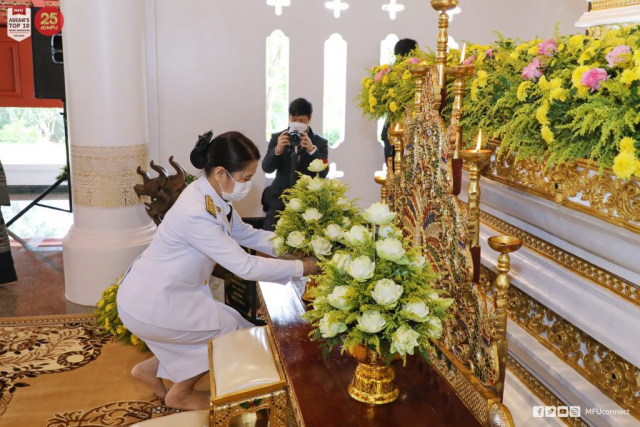 ผู้ช่วยศาสตราจารย์ ดร.มัชฌิมา นราดิศร อธิการบดี ถวายเครื่องบูชาพระเจ้าล้านทองเฉลิมพระเกียรติฯ