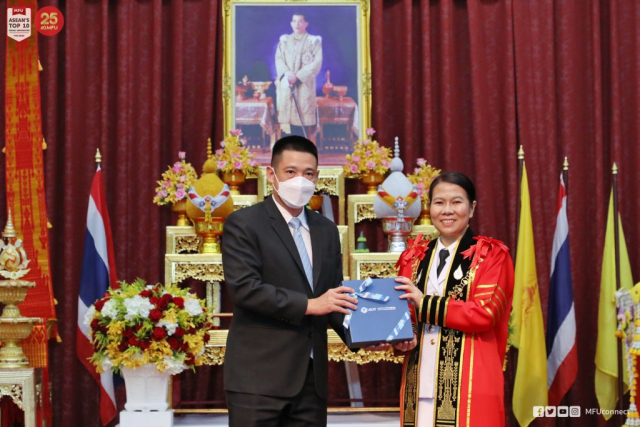 นาวาอากาศตรี ดร.สมชนก เทียมเทียบรัตน์ ผู้อำนวยการท่าอากาศยานแม่ฟ้าหลวง เชียงราย มอบของที่ระลึกและแสดงความยินดีแก่ ผู้ช่วยศาสตราจารย์ ดร.มัชฌิมา นราดิศร อธิการบดีมหาวิทยาลัยแม่ฟ้าหลวง