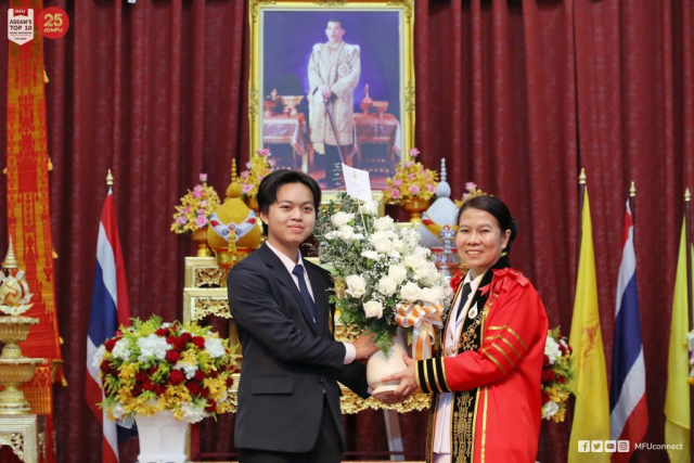นายประดับศักดิ์ ใฝ่ศรีทา รองประธานสภานักศึกษา มหาวิทยาลัยแม่ฟ้าหลวง ผู้แทนองค์การบริหารองค์การนักศึกษาและสภานักศึกษา มหาวิทยาลัยแม่ฟ้าหลวง มอบของที่ระลึกและแสดงความยินดีแก่ ผู้ช่วยศาสตราจารย์ ดร.มัชฌิมา นราดิศร อธิการบดีมหาวิทยาลัยแม่ฟ้าหลวง