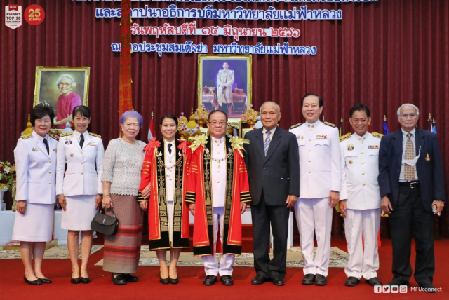 ถ่ายภาพร่วมกันเป็นที่ระลึก