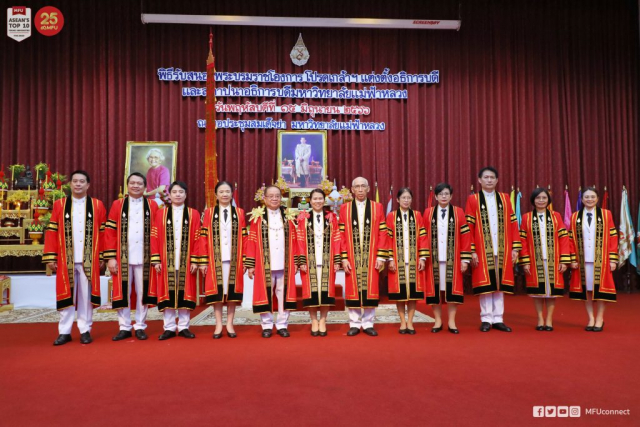 ถ่ายภาพร่วมกันเป็นที่ระลึก