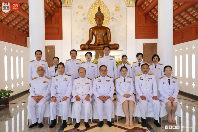 ผู้เข้าร่วมพิธีนมัสการพระเจ้าล้านทองเฉลิมพระเกียรติฯ ถ่ายภาพร่วมกัน