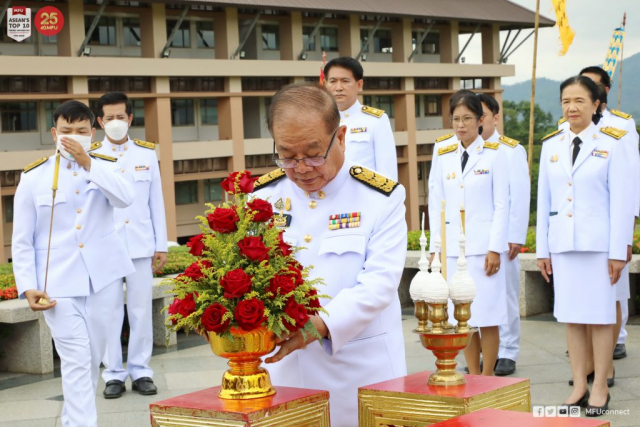 ศาสตราจารย์พิเศษ ดร.วันชัย ศิริชนะ นายกสภามหาวิทยาลัยแม่ฟ้าหลวง ถวายเครื่องสักการะพระราชานุสาวรีย์ฯ