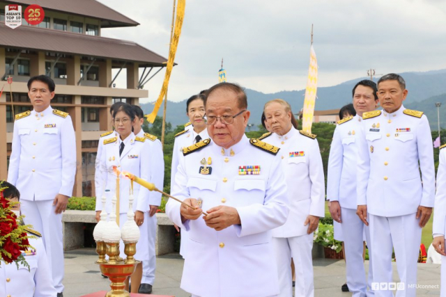 ศาสตราจารย์พิเศษ ดร.วันชัย ศิริชนะ นายกสภามหาวิทยาลัยแม่ฟ้าหลวง จุดธูปเทียนเครื่องทองน้อยสักการะพระราชานุสาวรีย์ฯ
