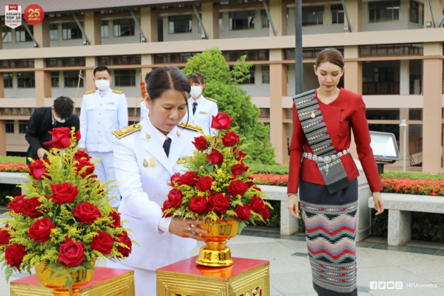 ผู้ช่วยศาสตราจารย์ ดร.มัชฌิมา นราดิศร อธิการบดี ถวายเครื่องสักการะพระราชานุสาวรีย์ฯ