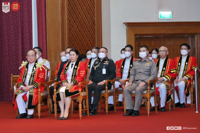ศาสตราจารย์พิเศษ ดร.วันชัย ศิริชนะ นายกสภามหาวิทยาลัยแม่ฟ้าหลวง กรรมการสภามหาวิทยาลัย อธิการบดี แขกผู้มีเกียรติและผู้บริหาร ขึ้นนั่งบนเวที