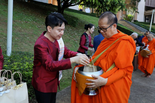 พระสงฆ์ จำนวน 250 รูป ออกบิณฑบาต
