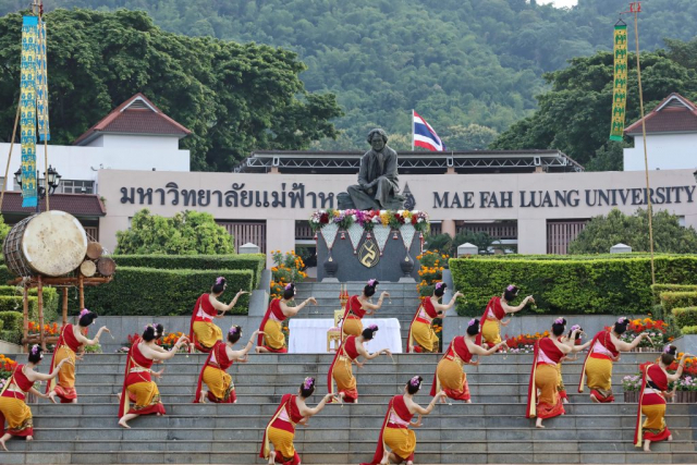 การแสดงฟ้อนหอมนวลคำ ของนักศึกษามหาวิทยาลัยแม่ฟ้าหลวง
