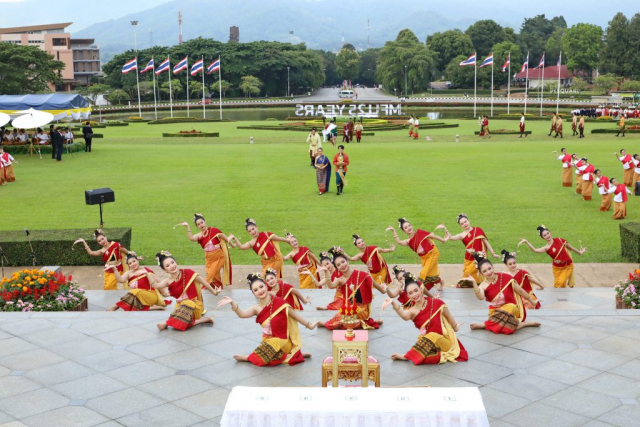 ขบวนแห่เครื่องสักการะเข้าสู่บริเวณพระราชานุสาวรีย์สมแด็จพระศรีนครินทราบรมราชชนนี