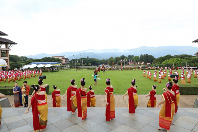ขบวนแห่เครื่องสักการะเข้าสู่บริเวณพระราชานุสาวรีย์สมแด็จพระศรีนครินทราบรมราชชนนี