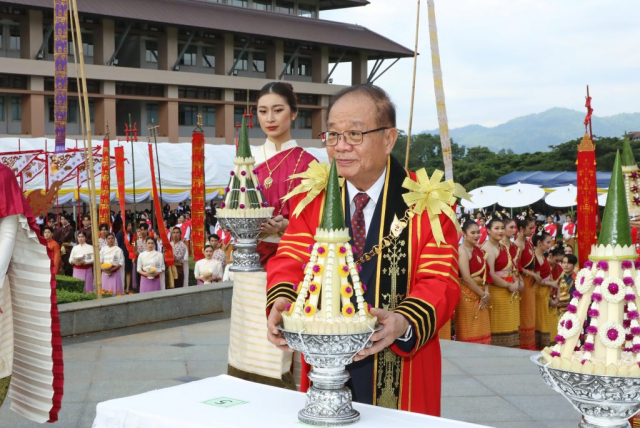 ศาสตราจารย์พิเศษ ดร.วันชัย ศิริชนะ นายกสภามหาวิทยาลัยแม่ฟ้าหลวง ประธานในพิธี ถวายเครื่องสักการะพระราชานุสาวรีย์สมเด็จพระศรีนครินทราบรมราชชนนี