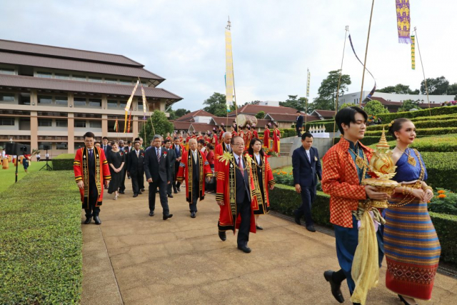 เคลื่อนขบวนไปสู่หอประชุมสมเด็จย่า