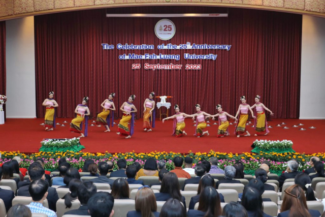 การแสดงจากชมรมนาฏศิลป์ ชุด 25 ปี แห่งการสถาปนามหาวิทยาลัยแม่ฟ้าหลวง