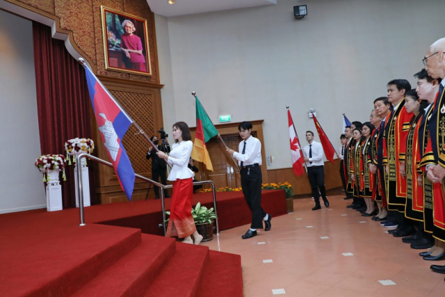 ขบวนเชิญธงนานาชาติ ธงมหาวิทยาลัย และธงสำนักวิชาเข้าสู่หอประชุมสมเด็จย่า
