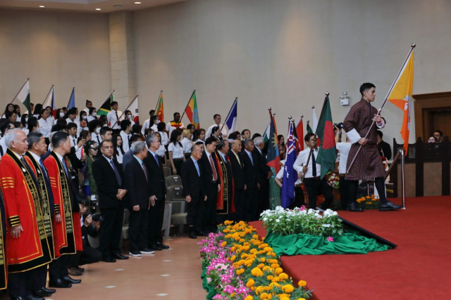 ขบวนเชิญธงนานาชาติ ธงมหาวิทยาลัย และธงสำนักวิชาเข้าสู่หอประชุมสมเด็จย่า