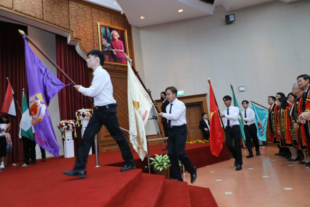 ขบวนเชิญธงนานาชาติ ธงมหาวิทยาลัย และธงสำนักวิชาเข้าสู่หอประชุมสมเด็จย่า