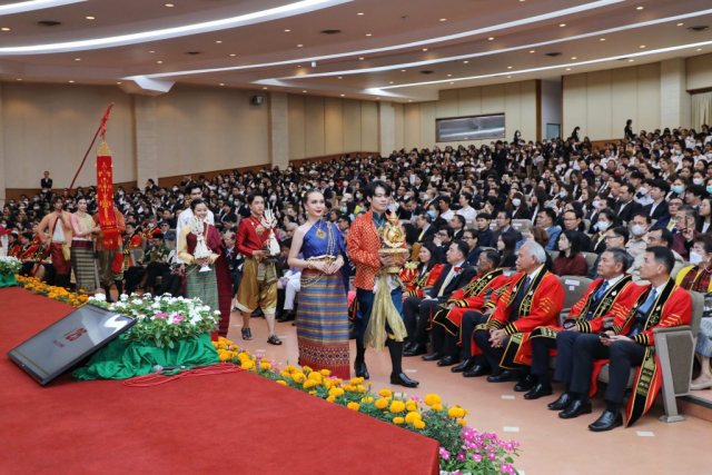 พิธีเชิญตุงพระราชทาน ตราสัญลักษณ์ เข้าสู่หอประชุมสมเด็จย่า