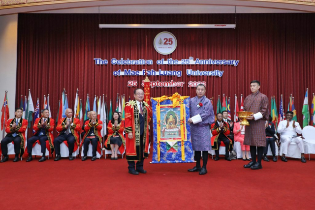 H.E. Mr. Kinzang Dorji เอกอัครราชทูตราชอาณาจักรภูฏานประจำประเทศไทย มอบของขวัญพระราชทานจากสมเด็จพระราชาธิบดีจิกมี เคเซอร์ นัมเกล วังชุก พระมหากษัตริย์แห่งราชอาณาจักรภูฏาน ให้กับมหาวิทยาลัยแม่ฟ้าหลวง