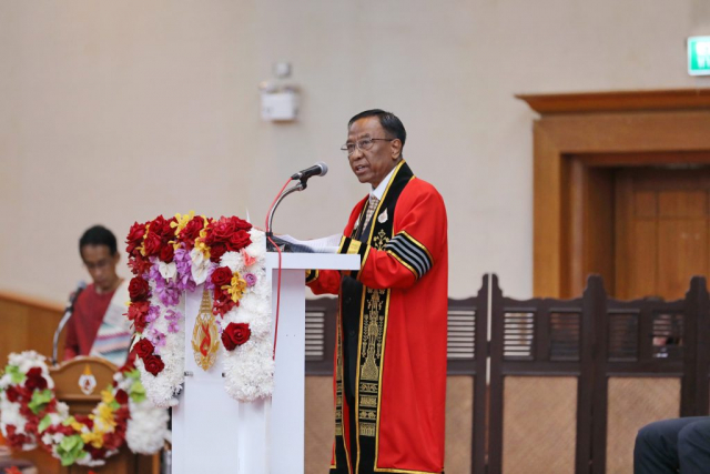 H.E. Dr. Htay Aung รัฐมนตรีว่าการกระทรวงโรงแรมและการท่องเที่ยวและประธานคณะกรรมการต่อต้านการทุจริต สาธารณรัฐแห่งสหภาพเมียนมาร์ และศิษย์เก่าหลักสูตรดุษฎีบัณฑิต สาขาวิชาสังคมศาสตร์ มหาวิทยาลัยแม่ฟ้าหลวง กล่าวสุนทรพจน์