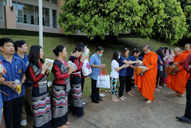 บรรยากาศพิธีทำบุญตักบาตร