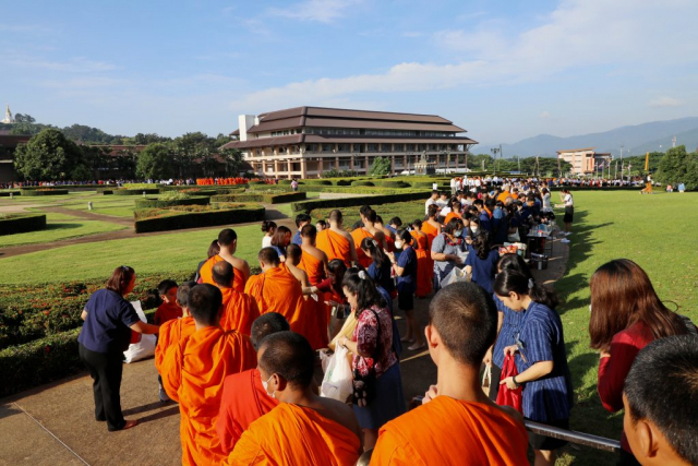 บรรยากาศพิธีทำบุญตักบาตร