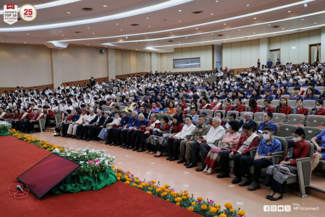 ผู้มาร่วมพิธีทางศาสนา พร้อมกัน ณ หอประชุมสมเด็จย่า