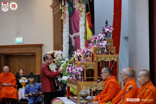 ศาสตราจารย์พิเศษ ดร.วันชัย ศิริชนะ นายกสภามหาวิทยาลัยแม่ฟ้าหลวง ประธานในพิธีจุดธูปเทียนบูชาพระรัตนตรัย