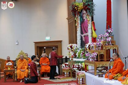 ศาสตราจารย์พิเศษ ดร.วันชัย ศิริชนะ นายกสภามหาวิทยาลัยแม่ฟ้าหลวง จุดธูปเทียนเครื่องทองน้อยหน้าพระฉายาลักษณ์สมเด็จพระศรีนครินทราบรมราชชนนี