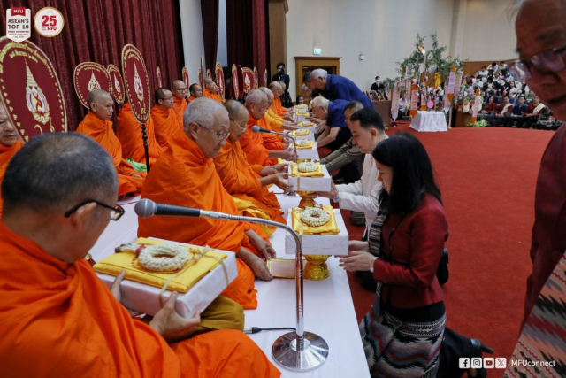 แขกผู้มีเกียรติถวายไทยธรรมแด่พระสงฆ์