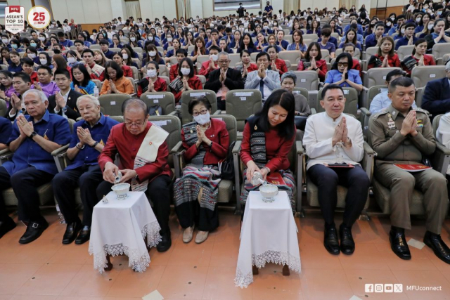 ศาสตราจารย์พิเศษ ดร.วันชัย ศิริชนะ ประธานในพิธี และผศ.ดร.มัชฌิมา นราดิศร อธิการบดี กรวดน้ำ