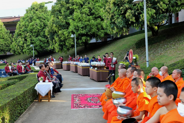 ผู้มาร่วมพิธีทำบุญตักบาตรพร้อมกัน ณ ลานดาว