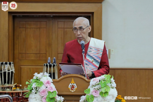 รศ.ชุษณะ รุ่งปัจฉิม รองอธิการบดีมหาวิทยาลัยแม่ฟ้าหลวงกล่าวรายงานพิธีมอบโล่และประกาศเกียรติคุณ ประจำปี 2566