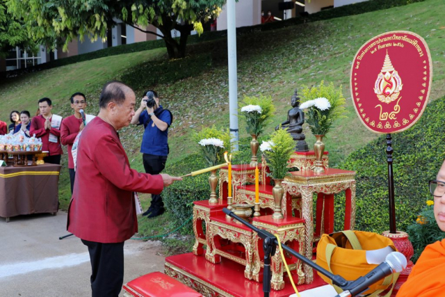 ศาสตราจารย์พิเศษ ดร.วันชัย ศิริชนะ นายกสภามหาวิทยาลัยแม่ฟ้าหลวง จุดธูปเทียนบูชาพระรัตนตรัย