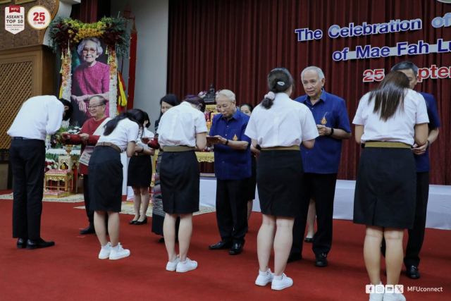 นายกสภามหาวิทยาลัยแม่ฟ้าหลวง กรรมการสภามหาวิทยาลัย อธิการบดี และผู้มีเกียรติมอบทุนการศึกษา