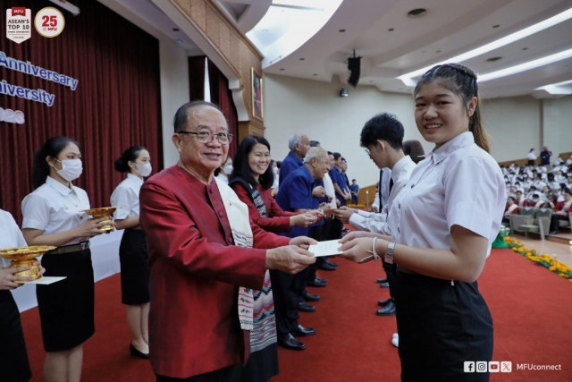 นายกสภามหาวิทยาลัยแม่ฟ้าหลวง กรรมการสภามหาวิทยาลัย อธิการบดี และผู้มีเกียรติมอบทุนการศึกษา