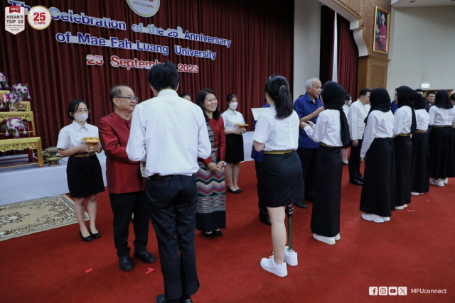 นายกสภามหาวิทยาลัยแม่ฟ้าหลวง กรรมการสภามหาวิทยาลัย อธิการบดี และผู้มีเกียรติมอบทุนการศึกษา