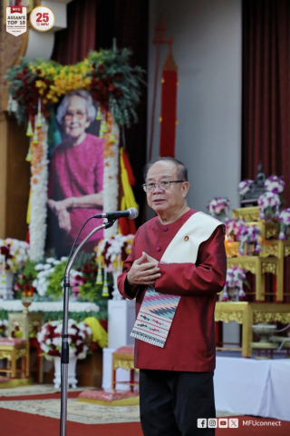 ศาสตราจารย์พิเศษ ดร.วันชัย ศิริชนะ นายกสภามหาวิทยาลัยแม่ฟ้าหลวง ให้โอวาทแก่นักศึกษาผู้รับทุน