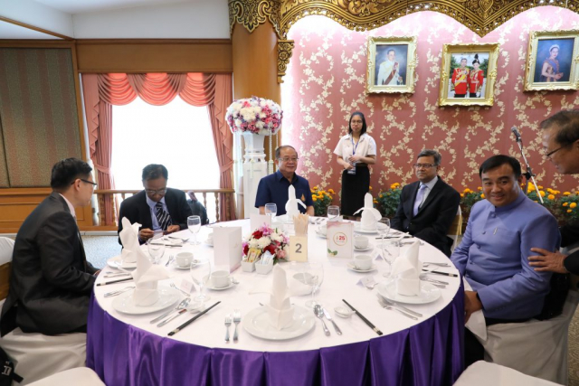 รับประทานอาหารกลางวัน ณ ห้องเชียงแสน อาคารวันชัย ศิริชนะ