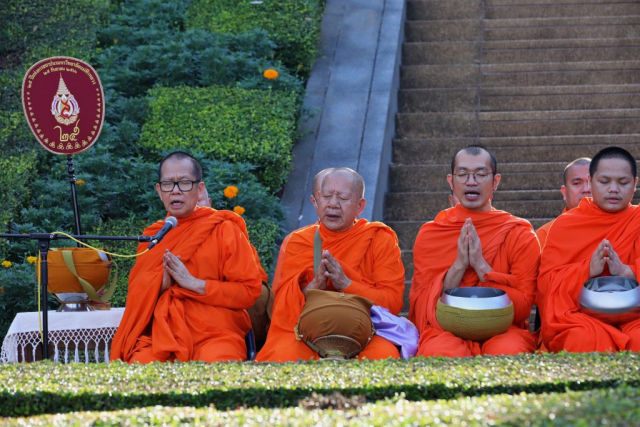 พระสงฆ์เจริญชยสิทธิคาถา (พาหุง)